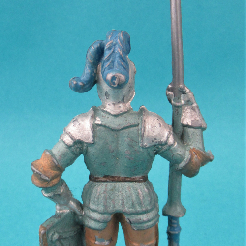 06. Chevalier en armure de faction avec lance, bouclier et casque à plumets.